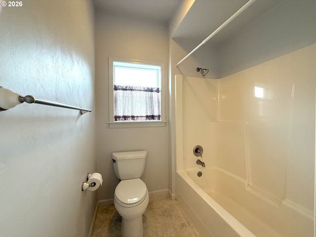 2602 CUMBERLAND Dr, Eugene, OR 97408