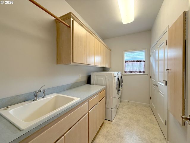 2602 CUMBERLAND Dr, Eugene, OR 97408