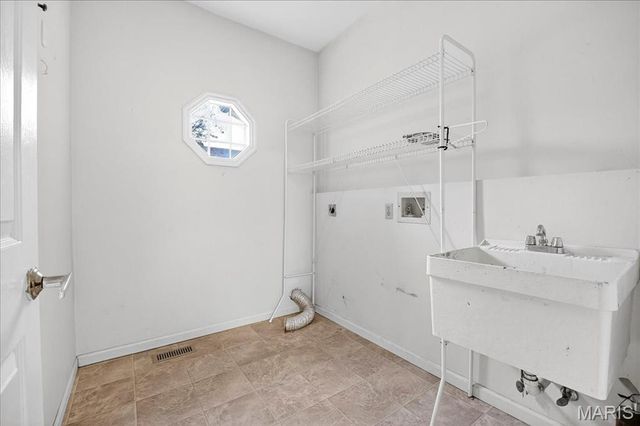 2566 Christopher Oaks Court, Oakville, MO 63129