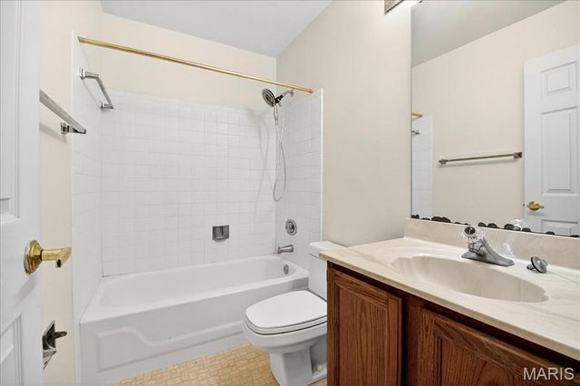 2566 Christopher Oaks Court, Oakville, MO 63129