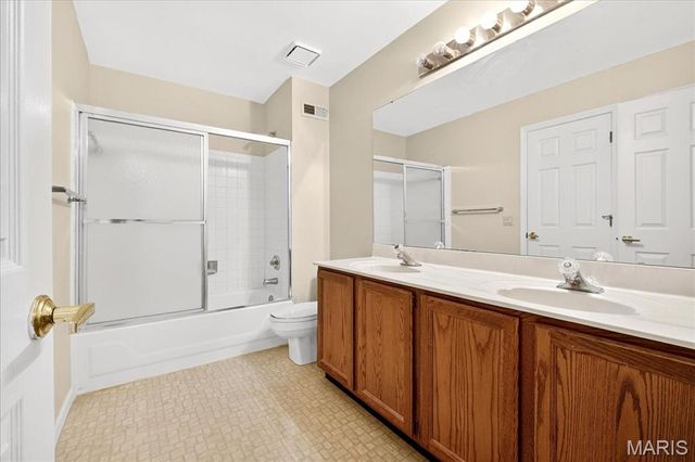 2566 Christopher Oaks Court, Oakville, MO 63129