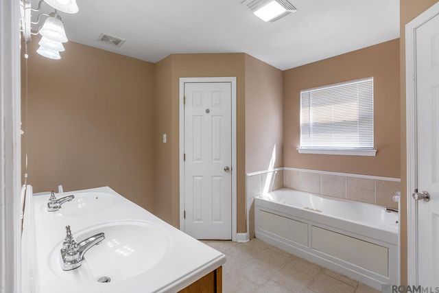 26293 Riverscape Dr, Springfield, LA 70462