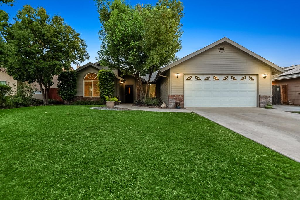 Image 1 of property listing at 504 Lone Oak Court, Exeter, CA 93221