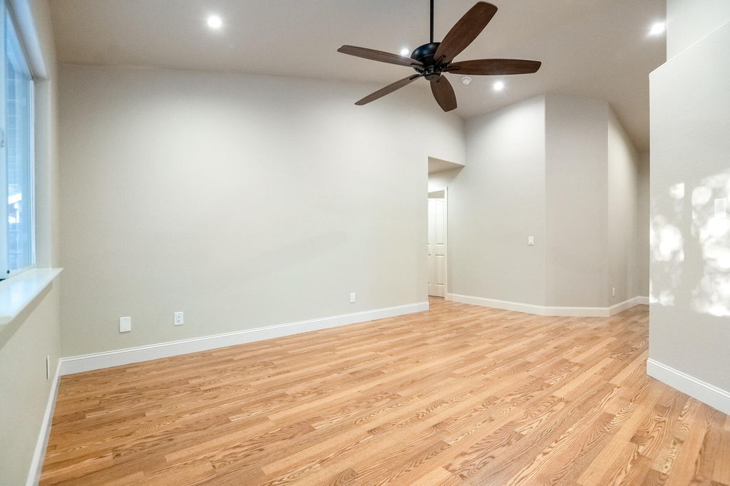 Image 10 of property listing at 504 Lone Oak Court, Exeter, CA 93221