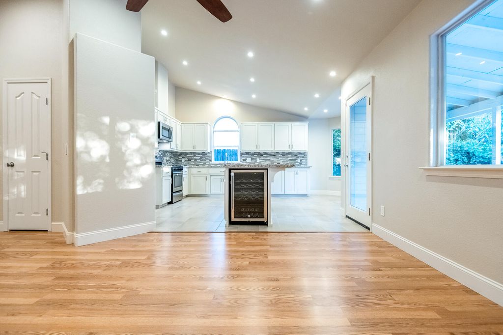 Image 12 of property listing at 504 Lone Oak Court, Exeter, CA 93221