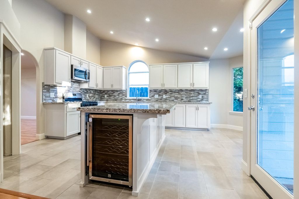 Image 13 of property listing at 504 Lone Oak Court, Exeter, CA 93221