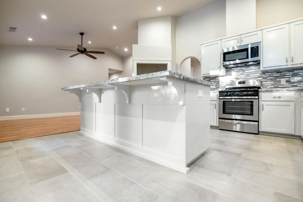 Image 15 of property listing at 504 Lone Oak Court, Exeter, CA 93221