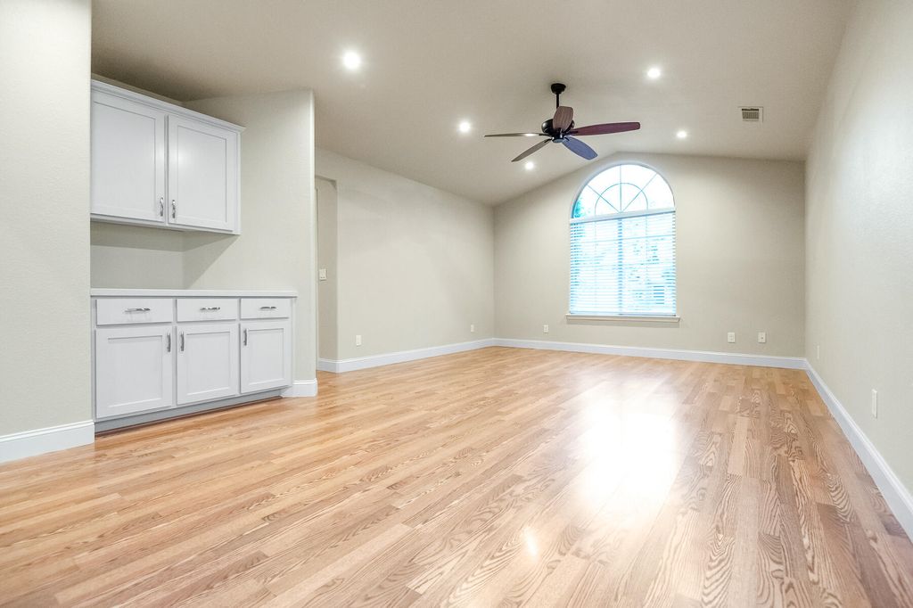 Image 25 of property listing at 504 Lone Oak Court, Exeter, CA 93221