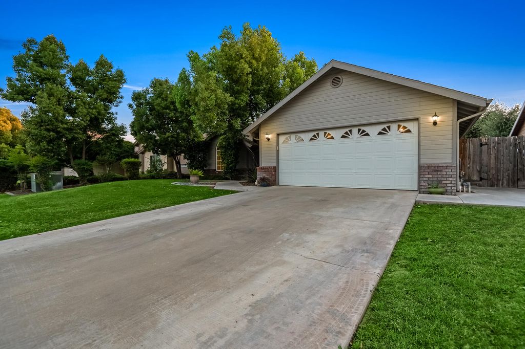 Image 3 of property listing at 504 Lone Oak Court, Exeter, CA 93221