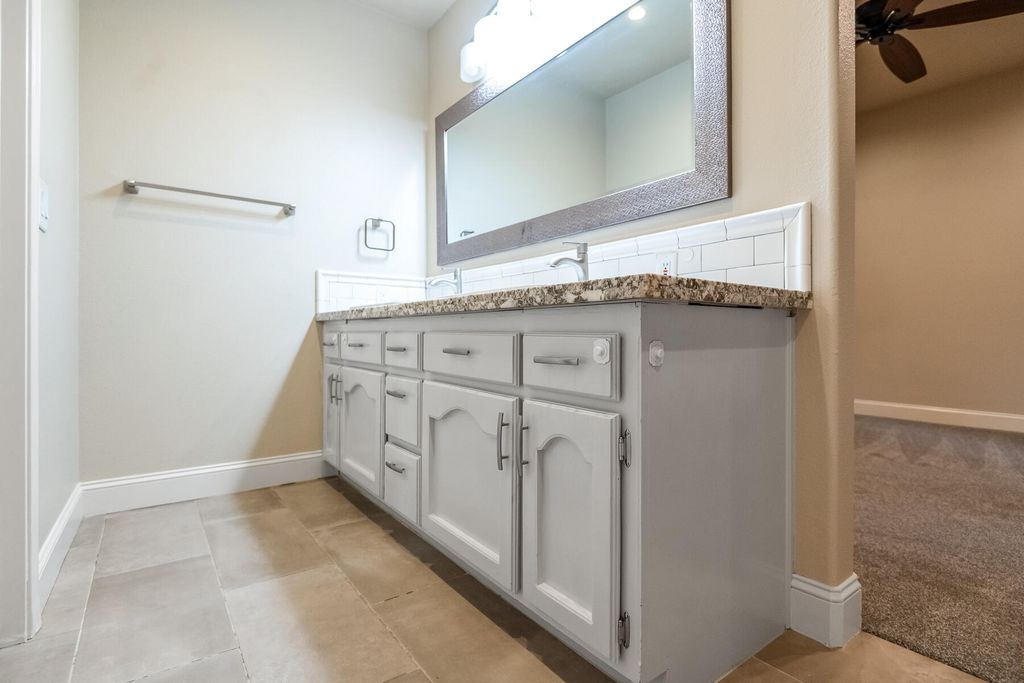 Image 32 of property listing at 504 Lone Oak Court, Exeter, CA 93221