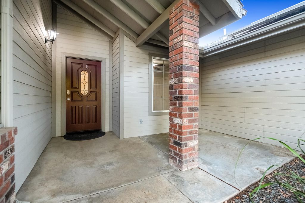 Image 5 of property listing at 504 Lone Oak Court, Exeter, CA 93221
