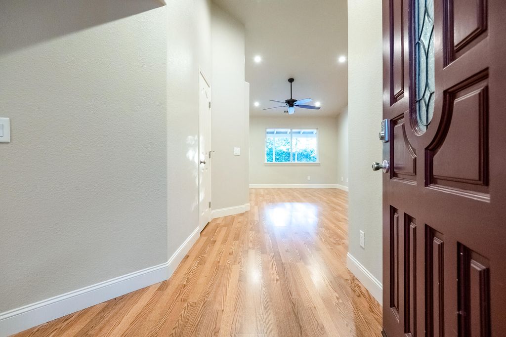 Image 7 of property listing at 504 Lone Oak Court, Exeter, CA 93221
