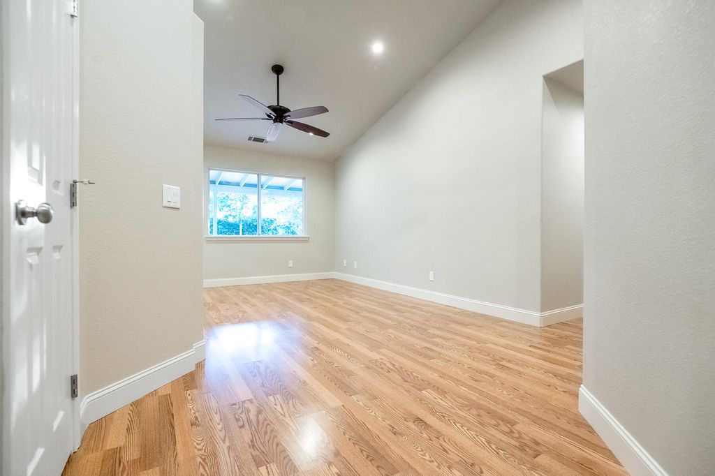Image 8 of property listing at 504 Lone Oak Court, Exeter, CA 93221