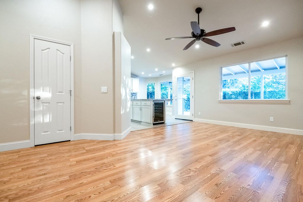 Image 9 of property listing at 504 Lone Oak Court, Exeter, CA 93221