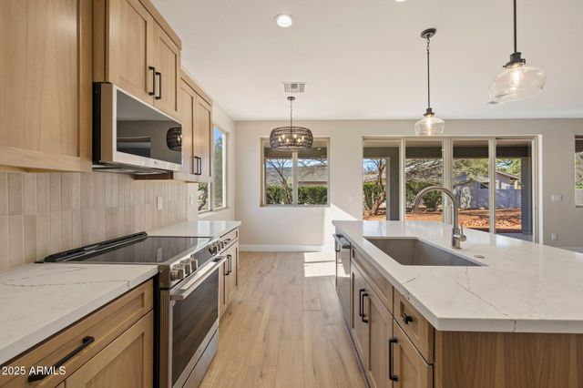 15 CREEK ROCK Circle, Sedona, AZ 86351