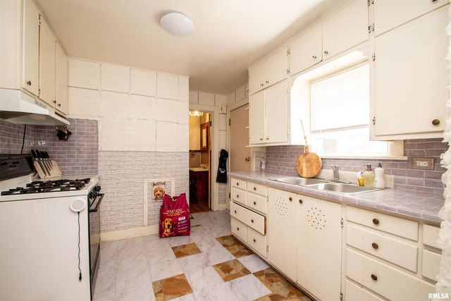 2036 W RICHWOODS Boulevard, Peoria, IL 61604