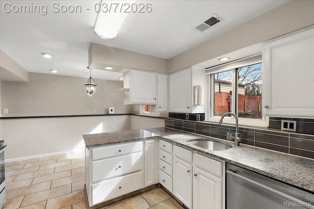 608 Amelia Avenue, Royal Oak, MI 48073