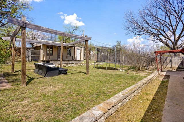 1709 W Doyle Street, Granbury, TX 76048