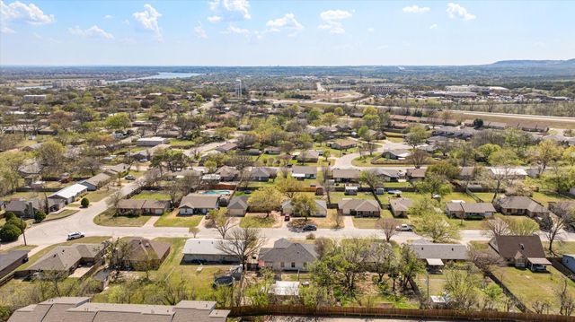1709 W Doyle Street, Granbury, TX 76048