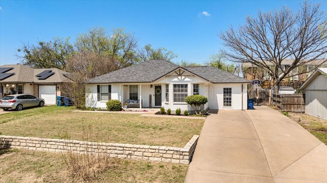 1709 W Doyle Street, Granbury, TX 76048