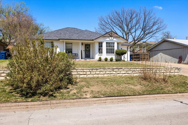 1709 W Doyle Street, Granbury, TX 76048
