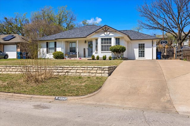 1709 W Doyle Street, Granbury, TX 76048