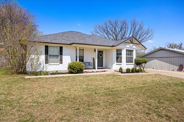 1709 W Doyle Street, Granbury, TX 76048