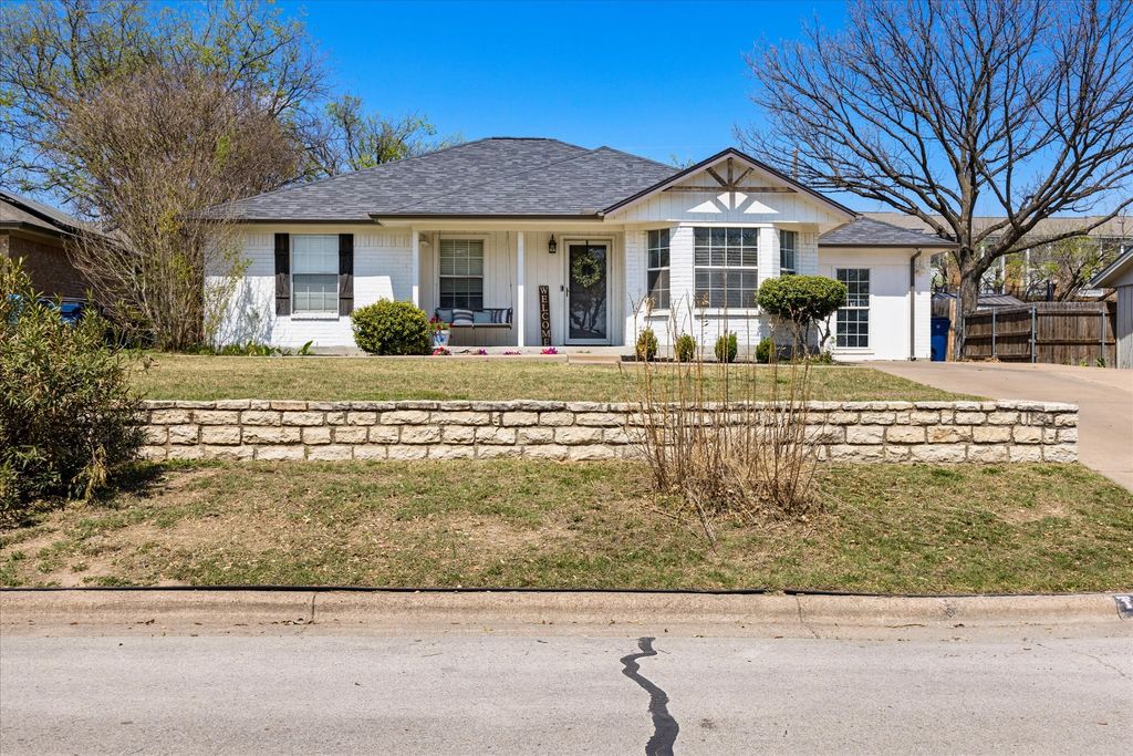 1709 W Doyle Street, Granbury, TX 76048