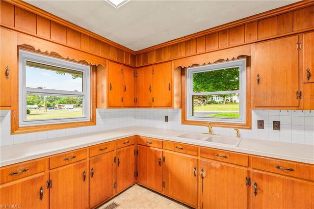 5500 Rozianna Drive, Winston-salem, NC 27106