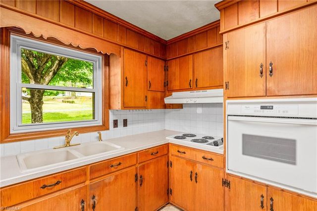 5500 Rozianna Drive, Winston-salem, NC 27106