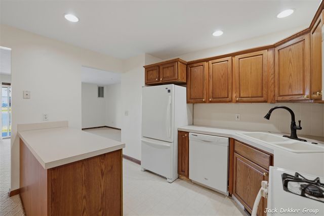 3153 E Crystal Waters Drive 2, Holland, MI 49424