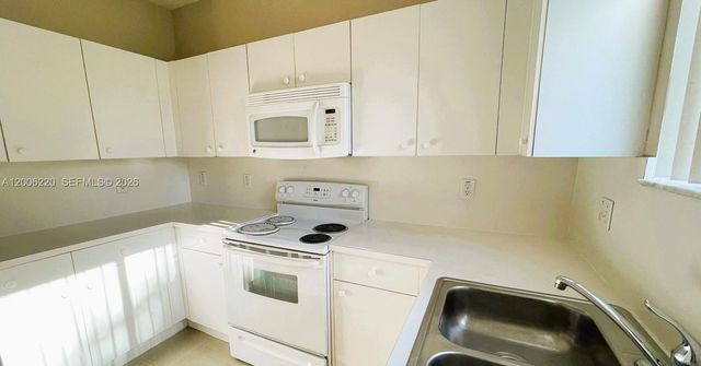 390 NE 35th Ave, Homestead, FL 33033