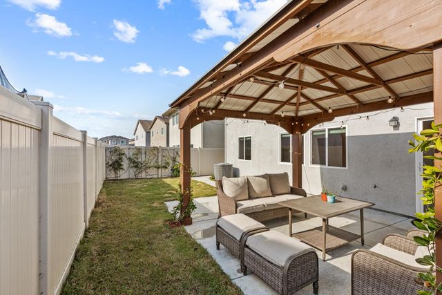 3876 Sunsetparke Way, Sacramento, CA 95834