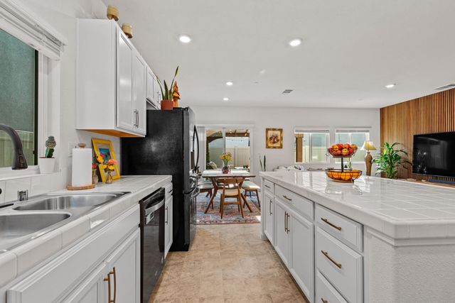 3876 Sunsetparke Way, Sacramento, CA 95834