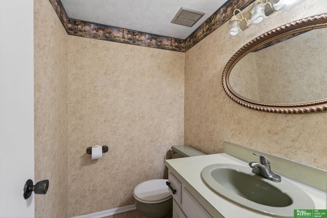 6617 S 75th Circle, Ralston, NE 68127