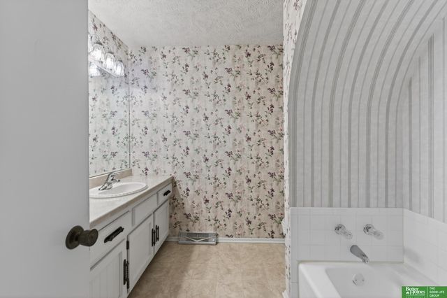 6617 S 75th Circle, Ralston, NE 68127