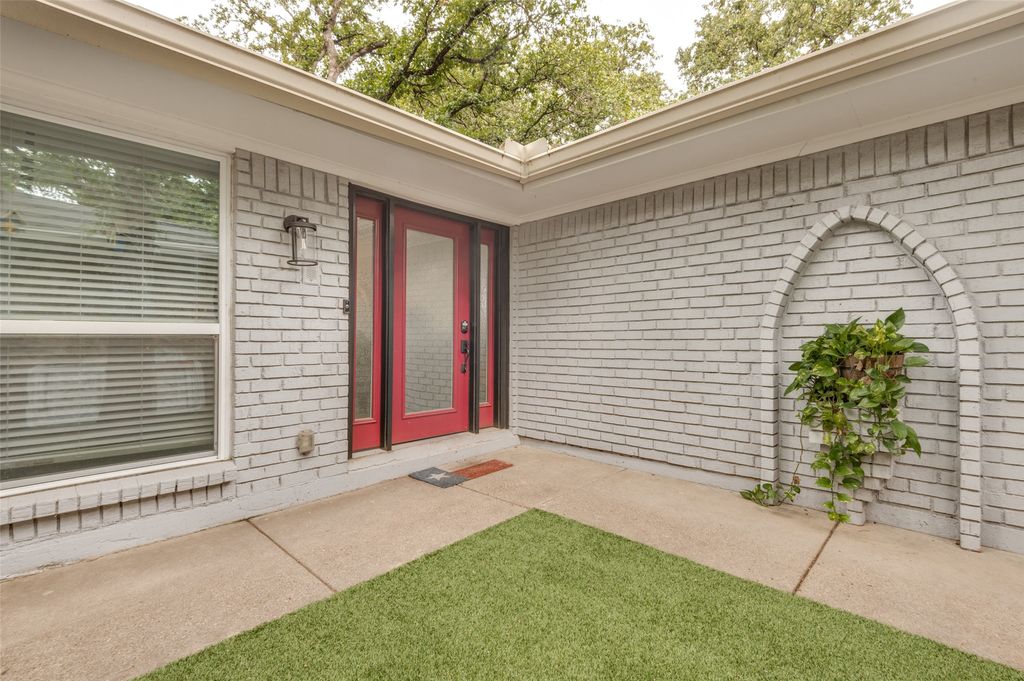 824 Wheelwood Drive, Hurst, TX 76053 — photo 2