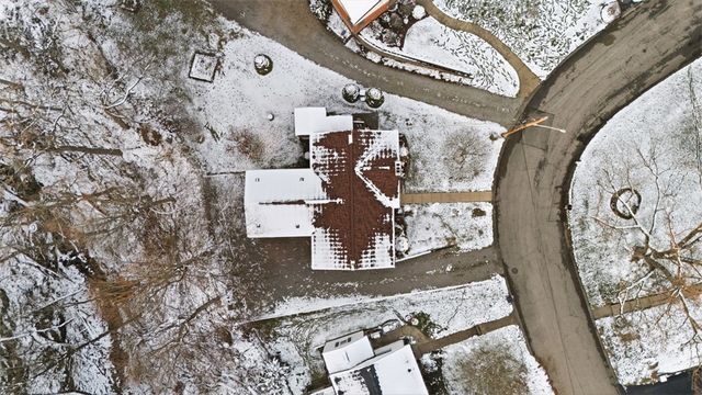 9 Oakwood Ter, Oakmont, PA 15139