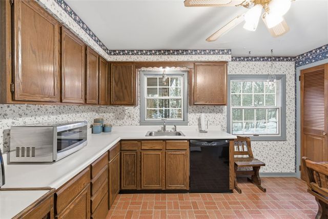 9 Oakwood Ter, Oakmont, PA 15139