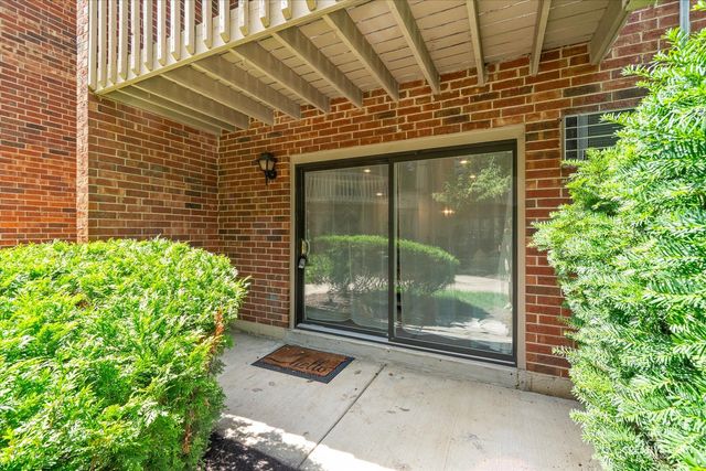 2370 Abbeywood Drive B, Lisle, IL 60532