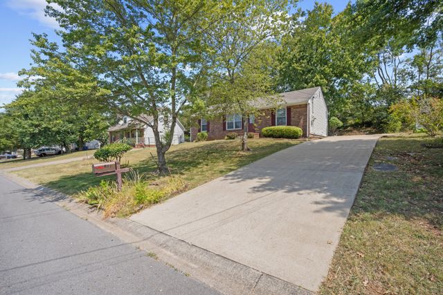 711 Green Valley Ct, Clarksville, TN 37042