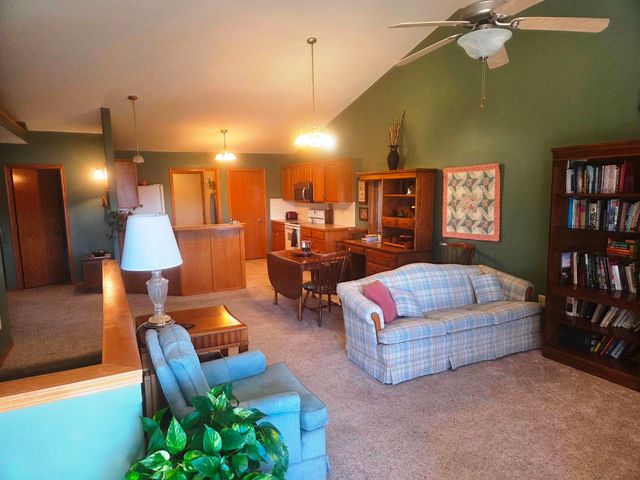 3011 Cottonwood Hill, Newton, KS 67114