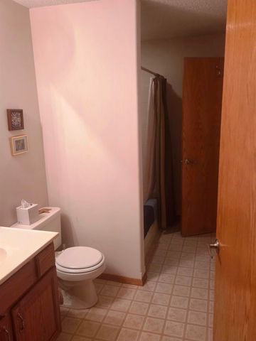 3011 Cottonwood Hill, Newton, KS 67114