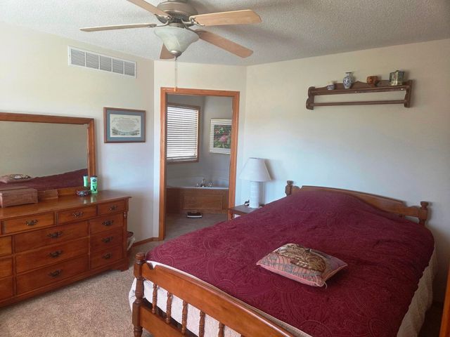 3011 Cottonwood Hill, Newton, KS 67114