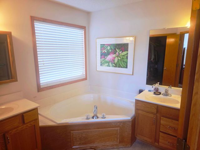 3011 Cottonwood Hill, Newton, KS 67114