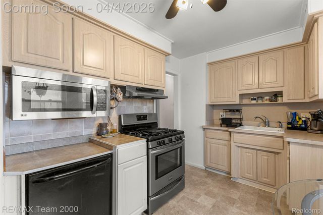 25521 Stanford Street, Dearborn Heights, MI 48125