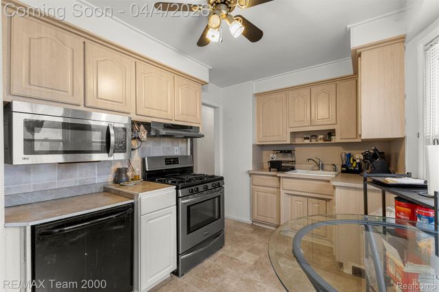 25521 Stanford Street, Dearborn Heights, MI 48125