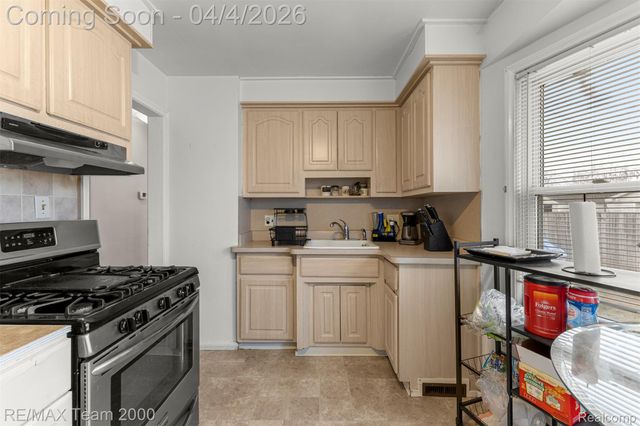 25521 Stanford Street, Dearborn Heights, MI 48125