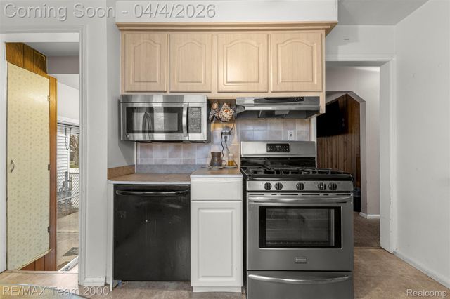 25521 Stanford Street, Dearborn Heights, MI 48125