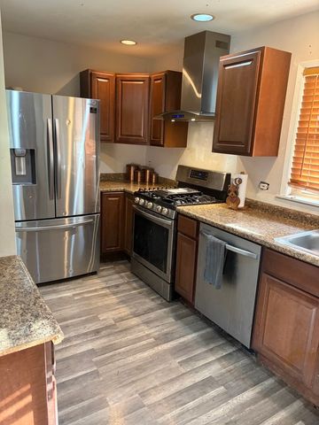 2130 Hawthorne Lane, Waukegan, IL 60087